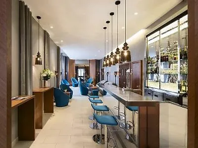 فندق هوليداي إن غار دو لإيه